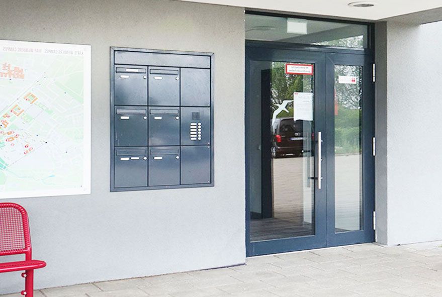 Zum einsetzen in das Mauerwerk eine Briefkastenanlage mit oder ohne Blindkasten verwenden