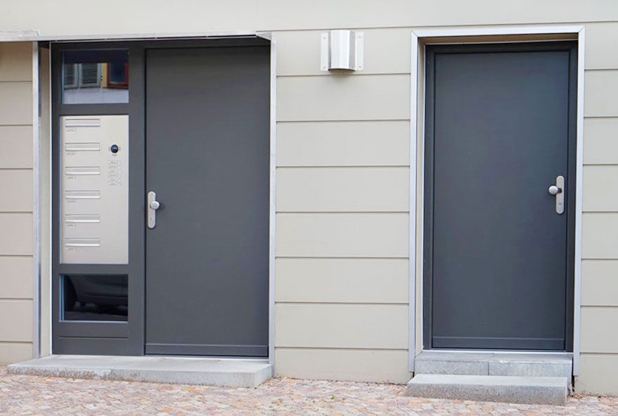 Zum modernen Hausdesign passende Briefkastenanlage mit sechs Fächern