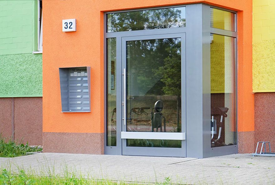 Zum Teil in die Hauswand eingelassene Briefkastenanlage mit zwölf Fächern