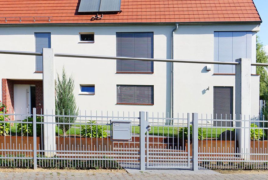 Zur Nutzung im Außen- oder Innenbereich eine im praktischen Design gehaltene Postbox als Briefkastenanlage einsetzen