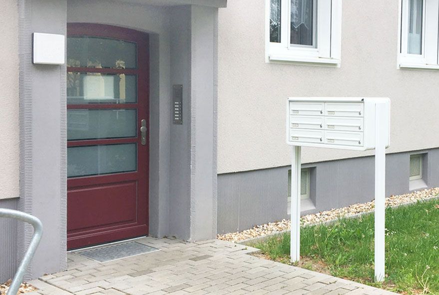 Zusätzliche Einfassung an freistehenden Briefkastenanlagen anbringen