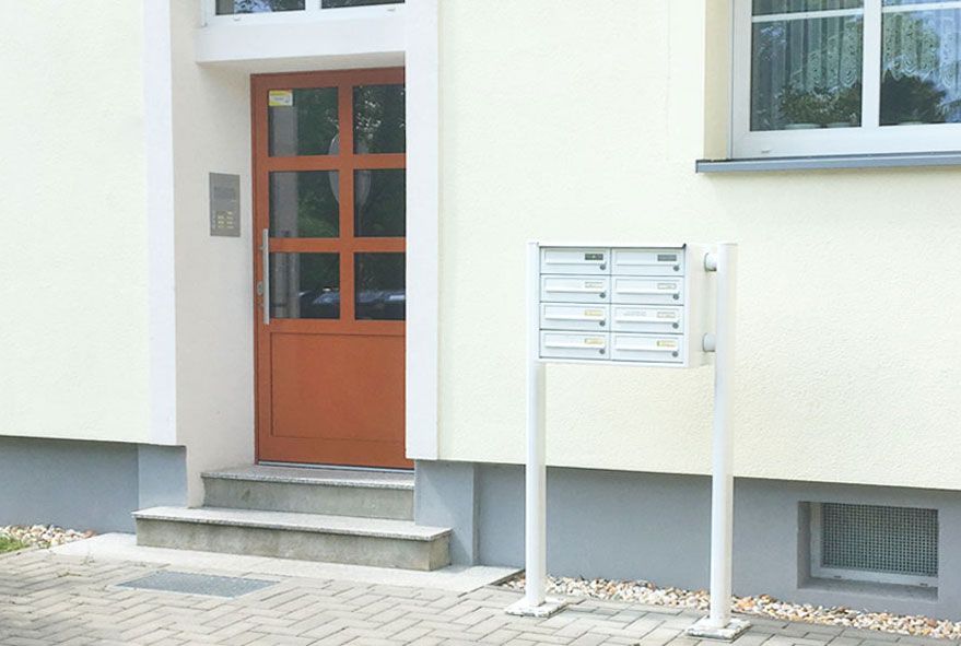 Zusätzliche Standfüße zum aufschrauben bei großen Briefkastenanlagen verwenden