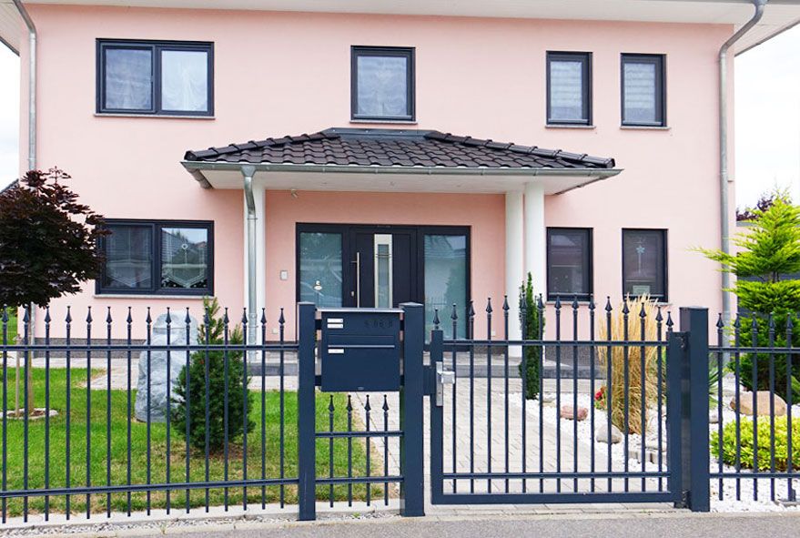Zusätzlicher Funktionskasten mit Klingeltastern und austauschbarem Namensschild bei Briefkastenanlagen mit variabler Fächeranzahl