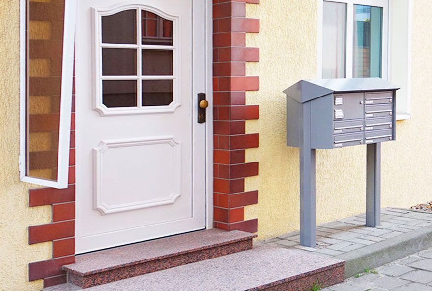 Zusätzliches Wetterschutzdach bei vertikalen und horizontalen Briefkastenanlagen verwenden
