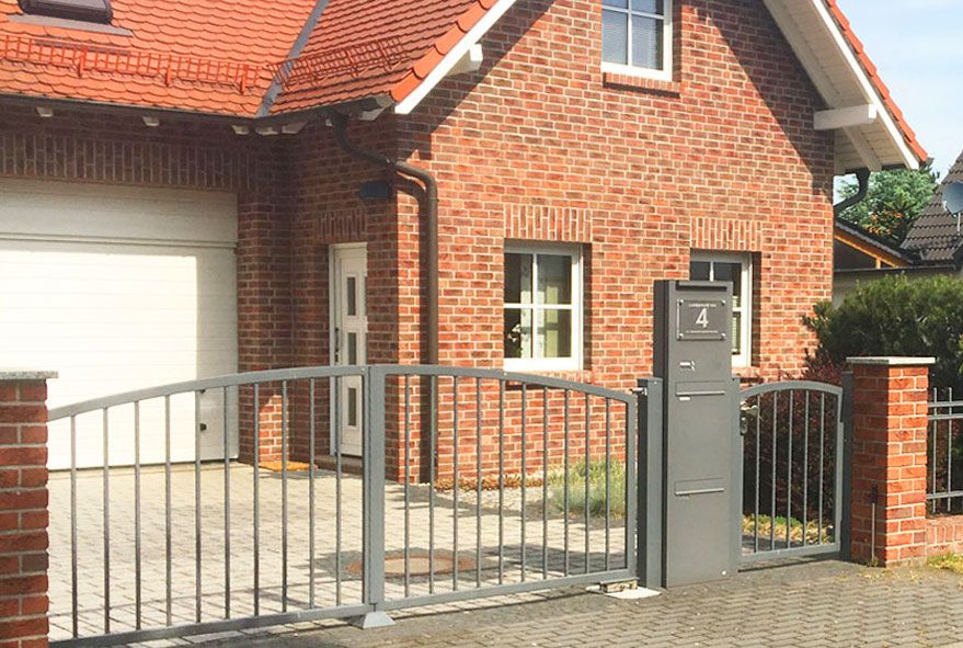 zwei größere Postbehälter die auch für Kataloge oder Päckchen geeignet sind als stehende Briefkastenanlage aufgebaut