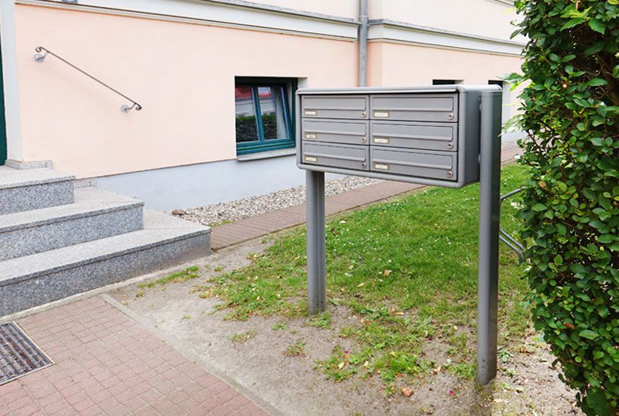 Zwei Standfüße zum einbetonieren gleich mit bestellen bei sofort lieferbaren Briefkastenanlagen